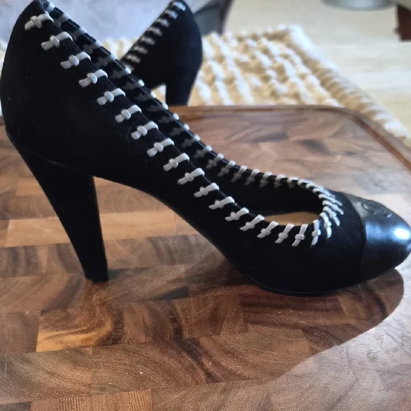 CHANEL Black and Gray Woven Trim Cap-Toe Heels - Picture 4 of 11